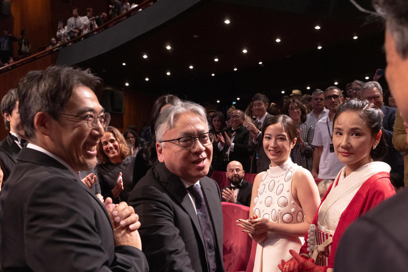 カンヌ映画祭ある視点部門に出品された「遠い山なみの光」の公式上映後、笑顔の左から石川慶監督、カズオ・イシグロ氏、広瀬すず、吉田羊