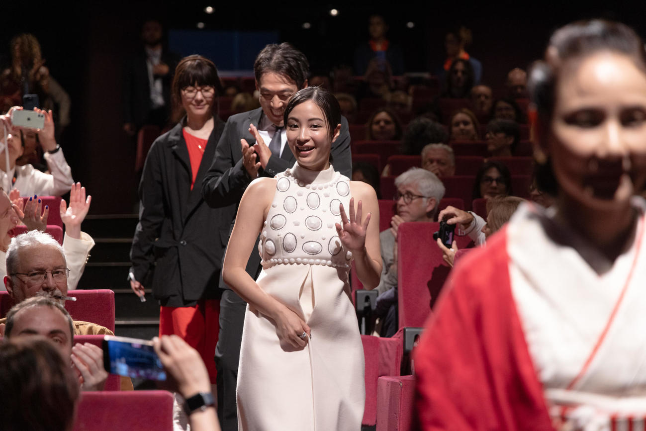 カンヌ映画祭ある視点部門に出品された「遠い山なみの光」の公式上映に臨む広瀬すず（中央）