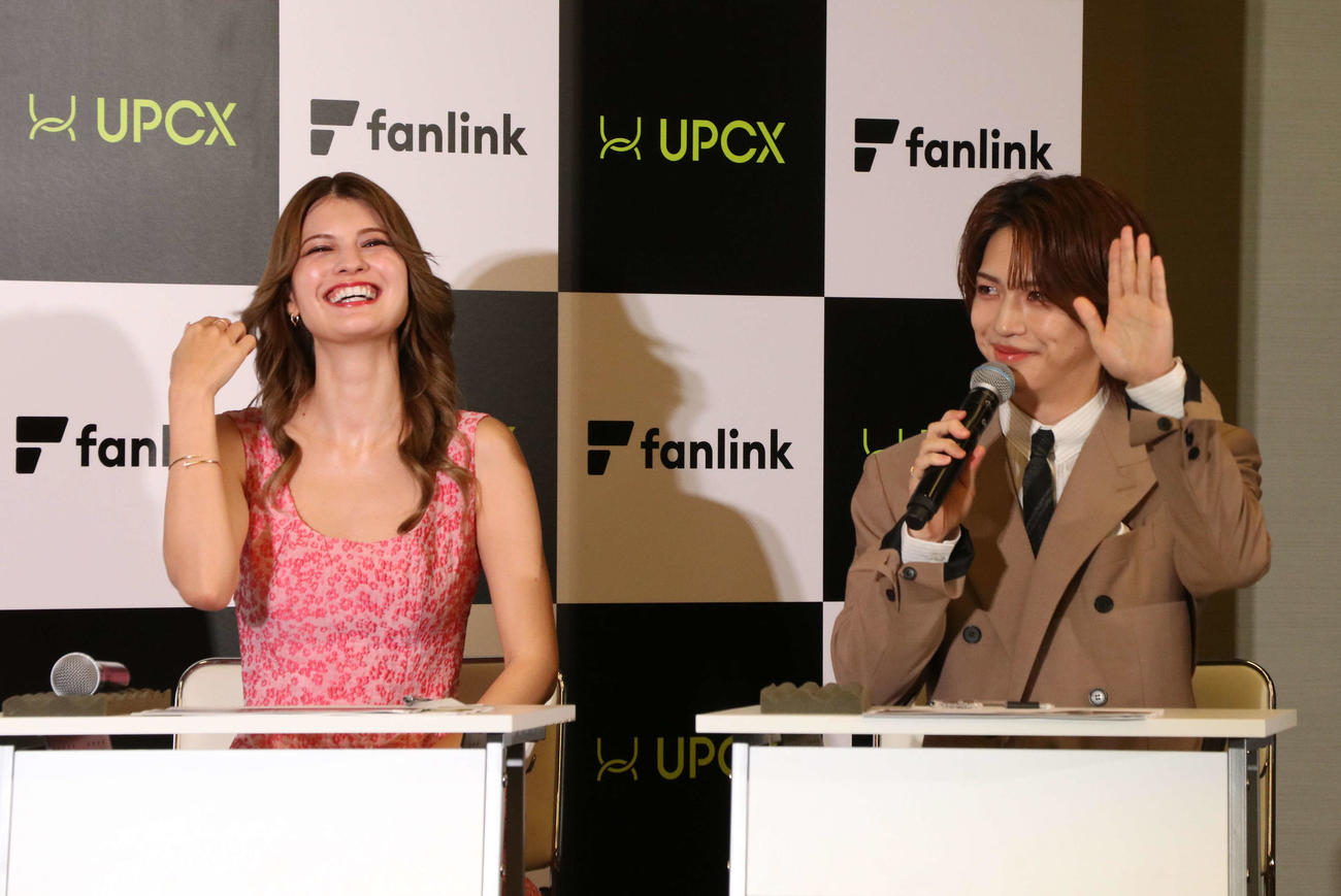 UPCXの記者会見にて授業形式の会見を行うマギー（左）と岩橋玄樹（右）（撮影・寺本吏輝）