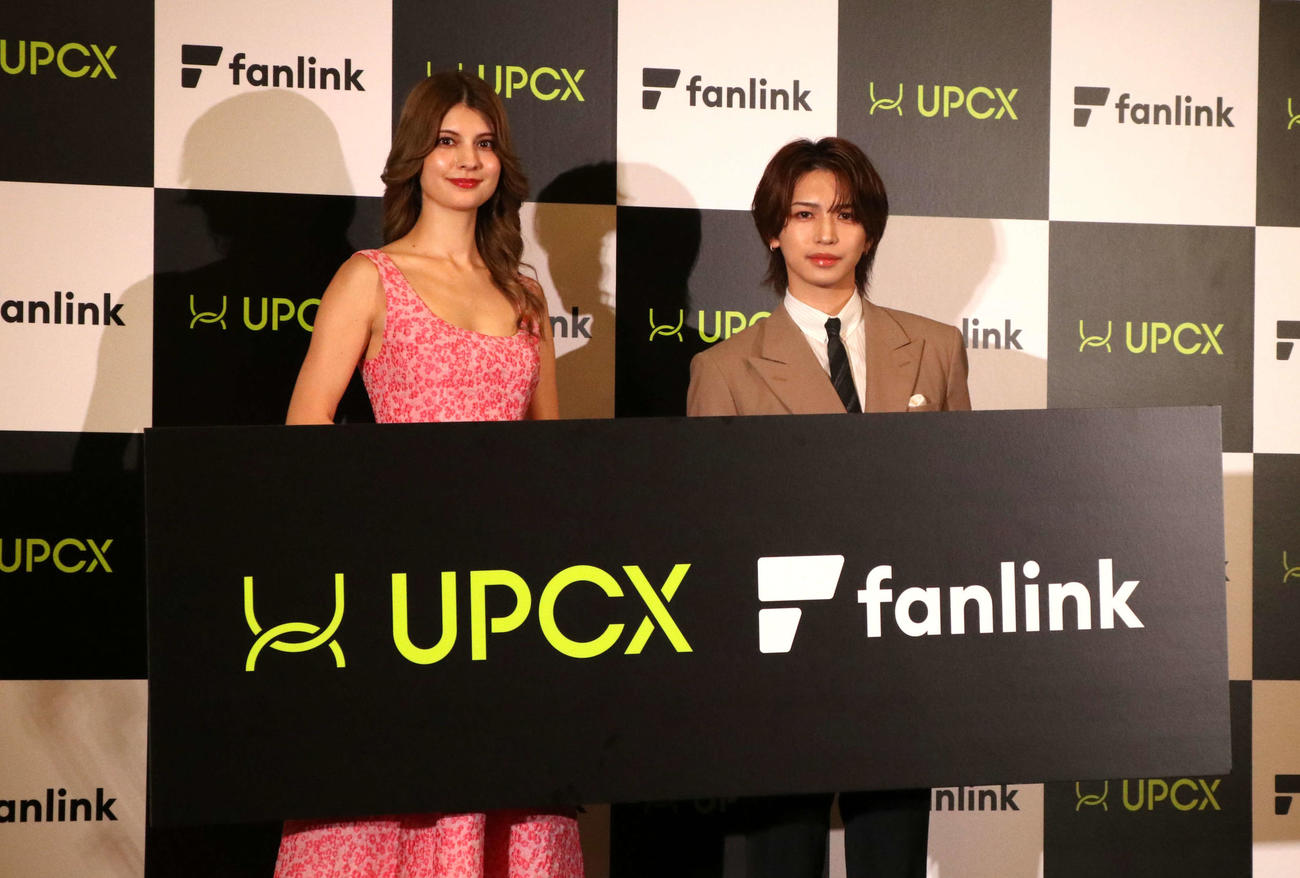 UPCXの記者会見に登壇しパネルを持つマギー（左）、岩橋玄樹（右）（撮影・寺本吏輝）