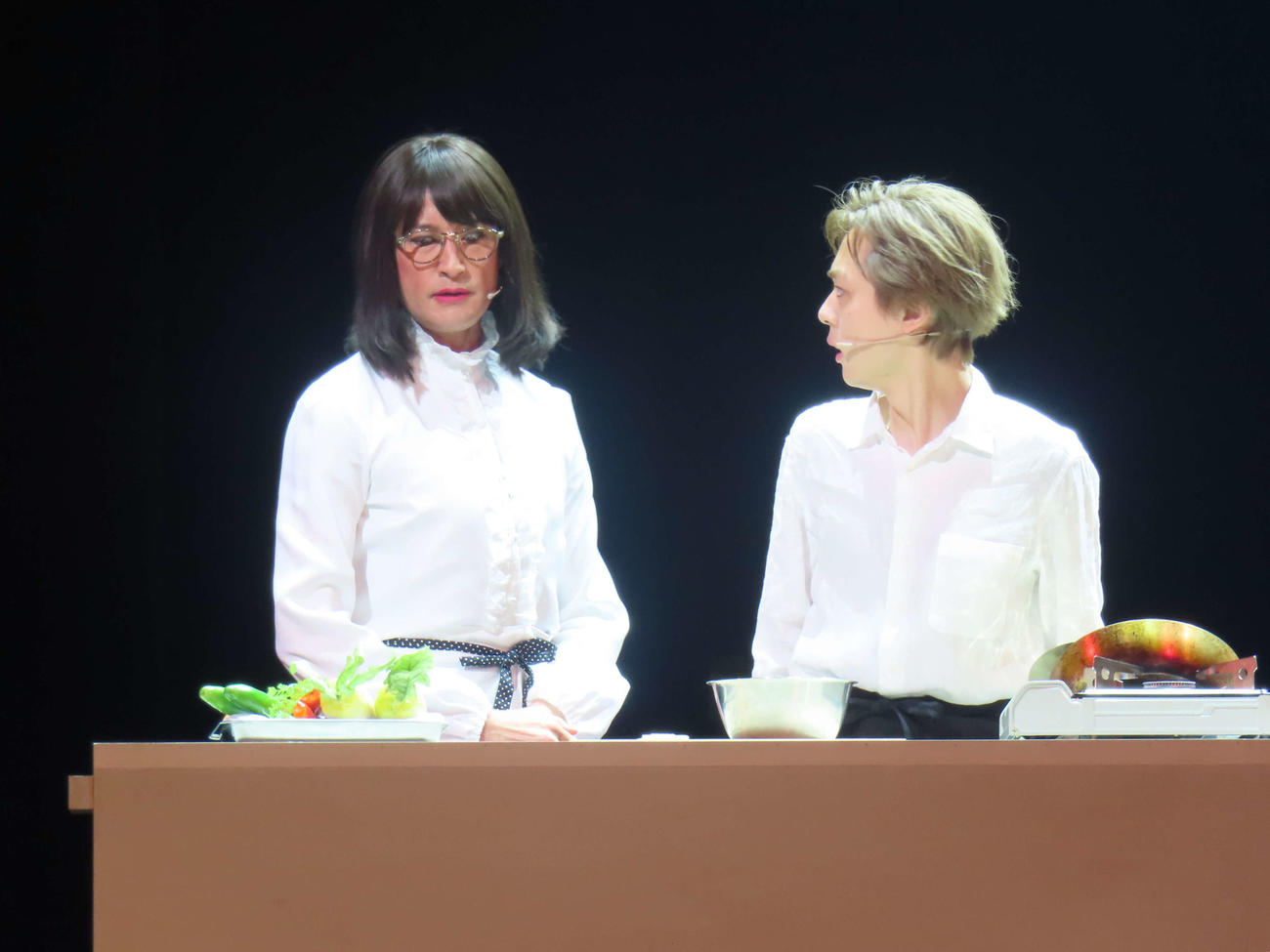 舞台「家政夫のミタゾノ　THE STAGE　レ・ミゼラ風呂」公開ゲネプロの松岡昌宏（左）とAmBitious岡佑吏