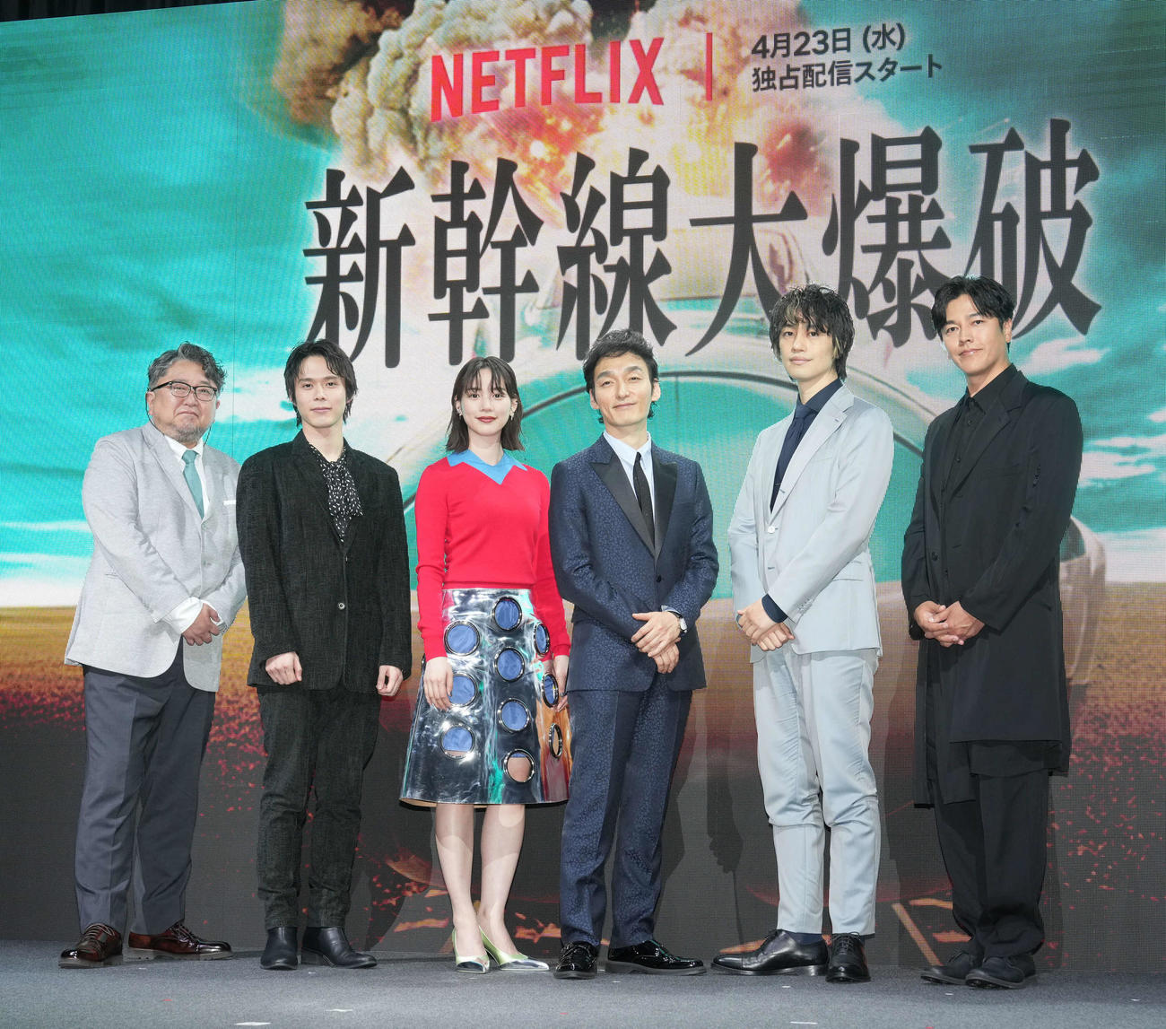 Netflix映画「新幹線大爆破」発車記念イベントに臨む草なぎ剛（左から4人目）ら出演者（2025年撮影）
