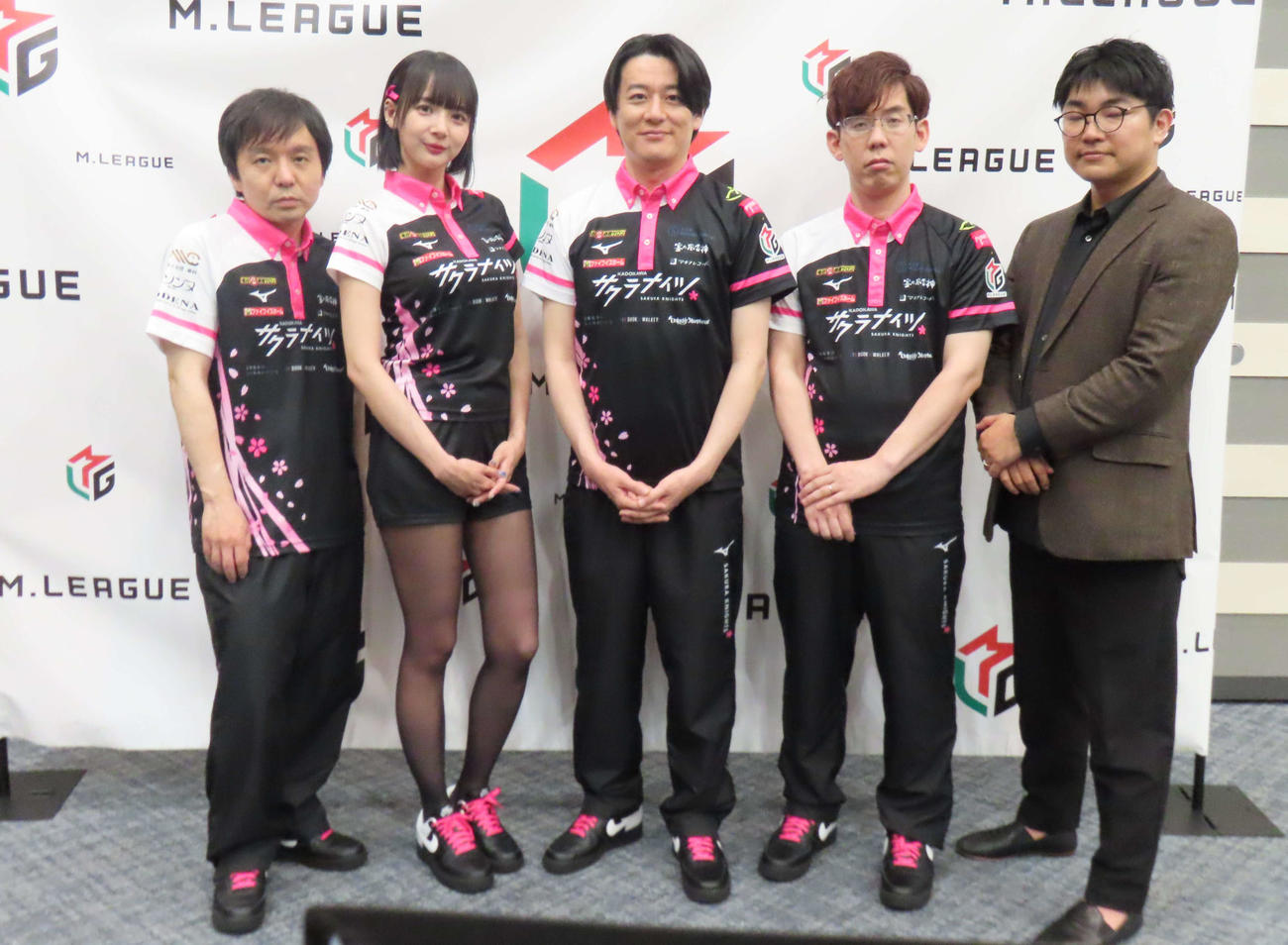 Mリーグ2024－25シーズンを終えたKADOKAWAサクラナイツ。左から堀慎吾、岡田紗佳、内川幸太郎、渋川難波、森井巧監督