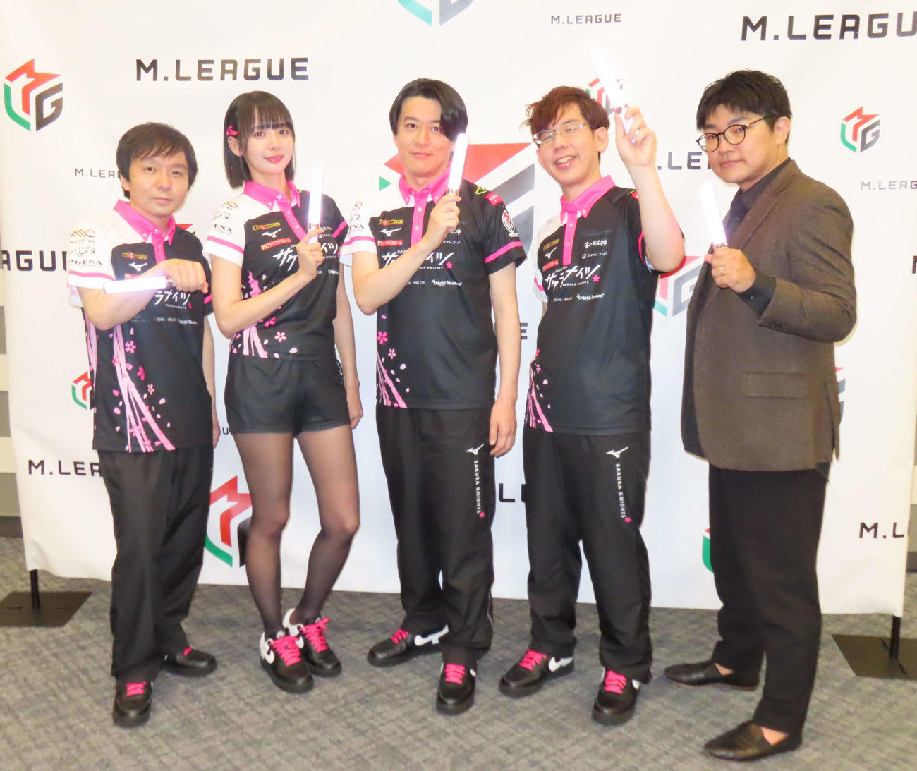 Mリーグ2024－25シーズンを終えたKADOKAWAサクラナイツ。左から堀慎吾、岡田紗佳、内川幸太郎、渋川難波、森井巧監督