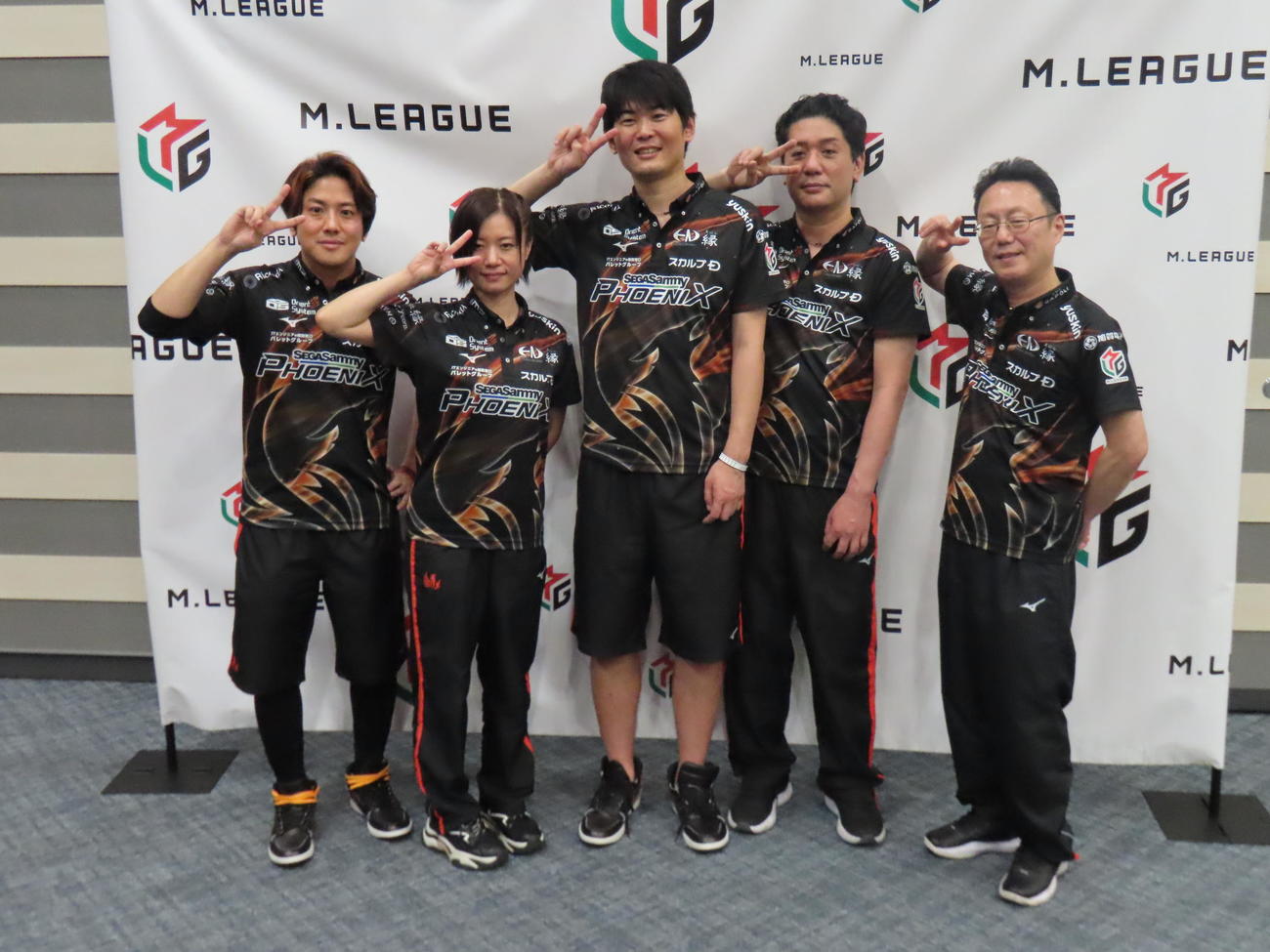 Mリーグ2024－25シーズンを終えたセガサミーフェニックス。左から浅井堂岐、茅森早香、竹内元太、醍醐大、近藤誠一監督