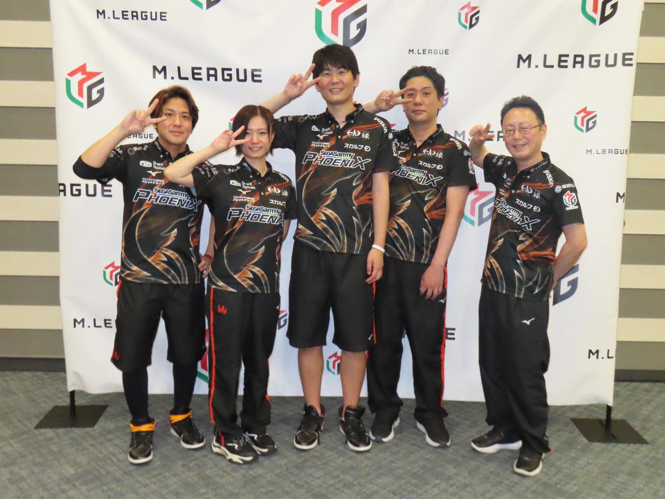 Mリーグ2024－25シーズンを終えたセガサミーフェニックス。左から浅井堂岐、茅森早香、竹内元太、醍醐大、近藤誠一監督