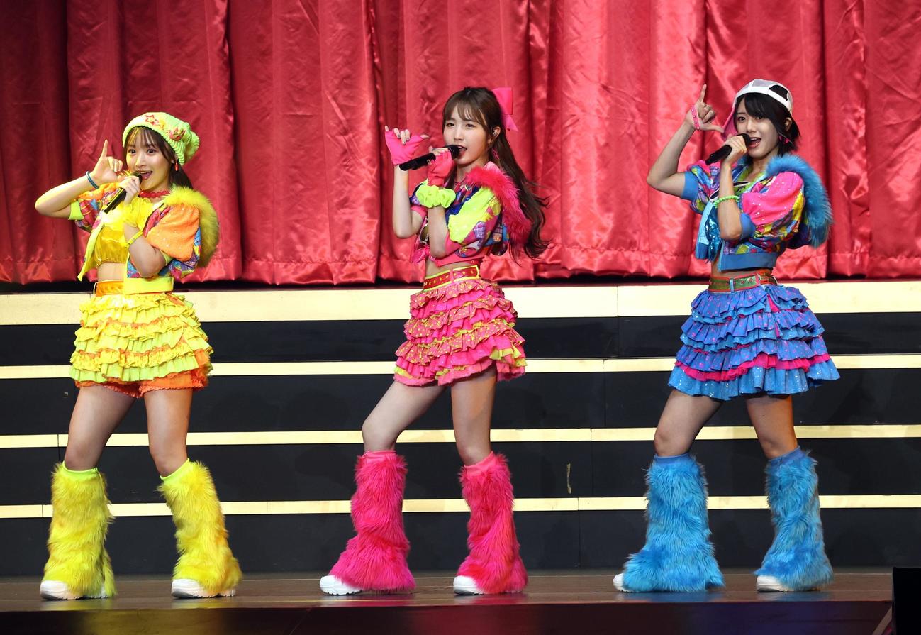 「ツンデレ！」を歌うAKB48の、左から藤園麗、本田仁美、大西桃香（2023年4月撮影）