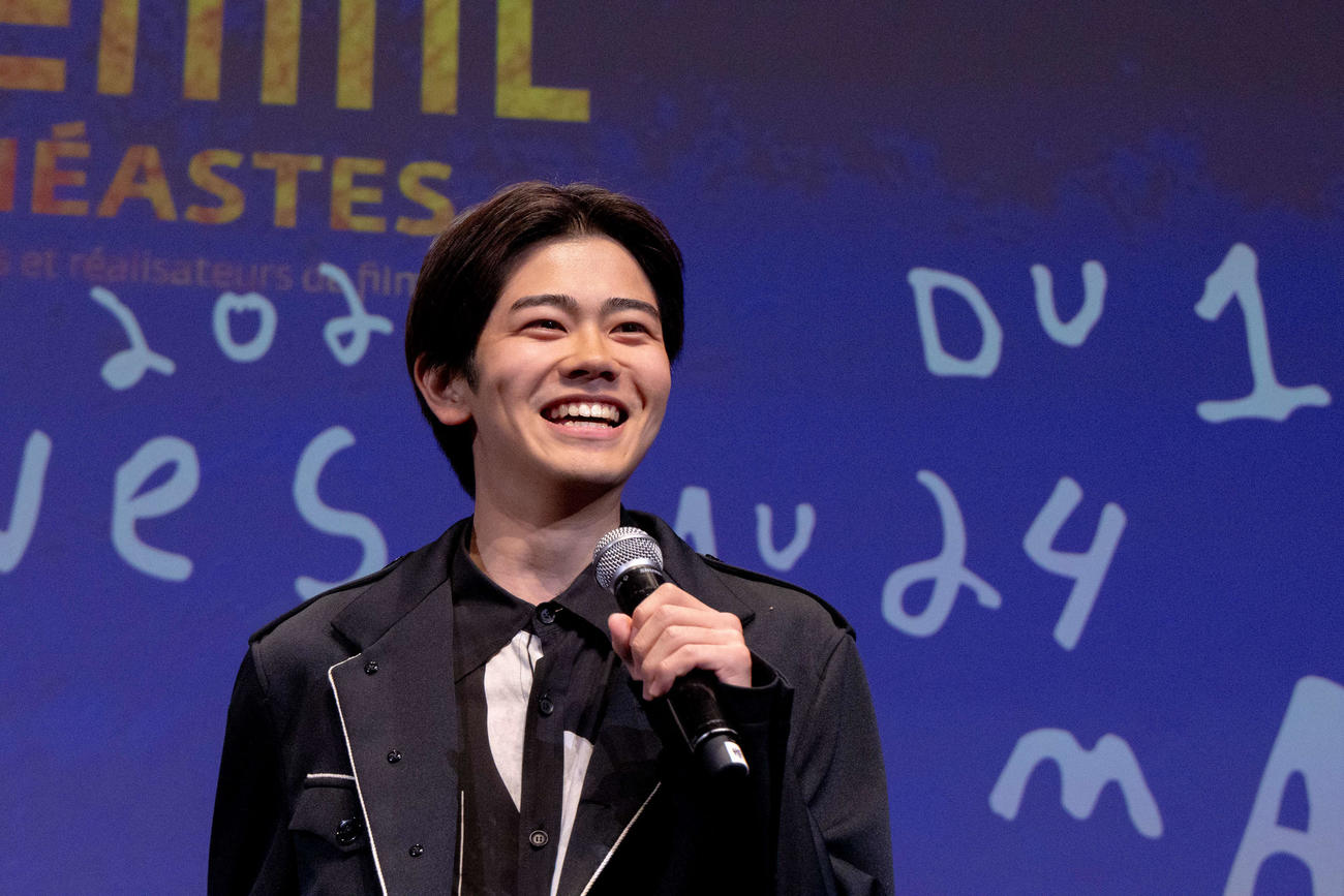 初主演映画「見はらし世代」がカンヌ映画祭の監督週間でワールドプレミア上映され、笑顔で観客にあいさつする黒崎煌代（C）Kazuko Wakayama