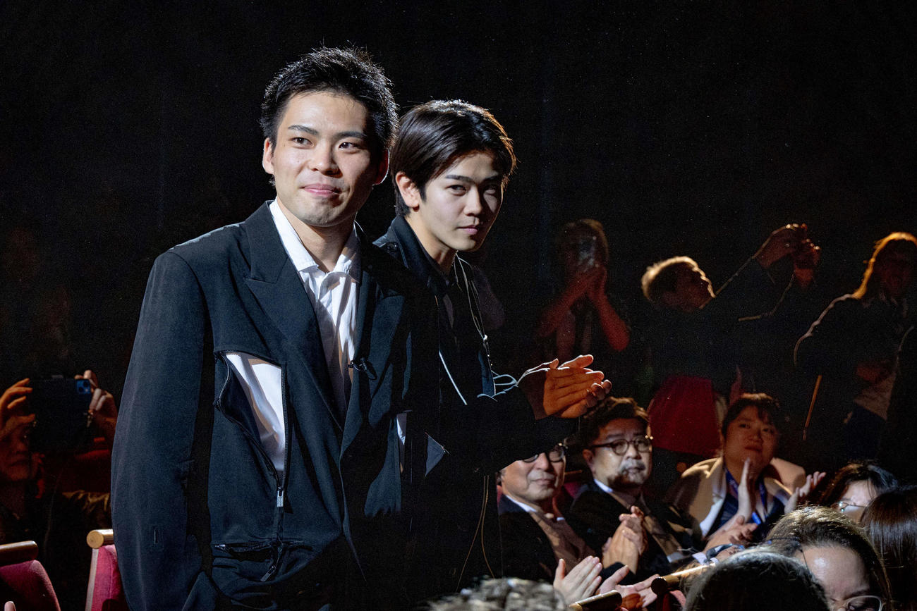 映画「見はらし世代」がカンヌ映画祭の監督週間でワールドプレミア上映され、スタンディングオベーションに応える団塚唯我監督（左）と黒崎煌代（C）Kazuko Wakayama