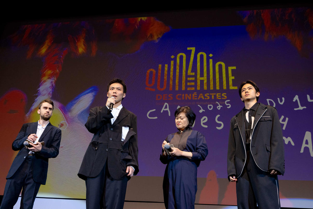 映画「見はらし世代」がカンヌ映画祭の監督週間でワールドプレミア上映され、舞台あいさつに臨む団塚唯我監督（左から2人目）と黒崎煌代（同4人目）（C）Kazuko Wakayama