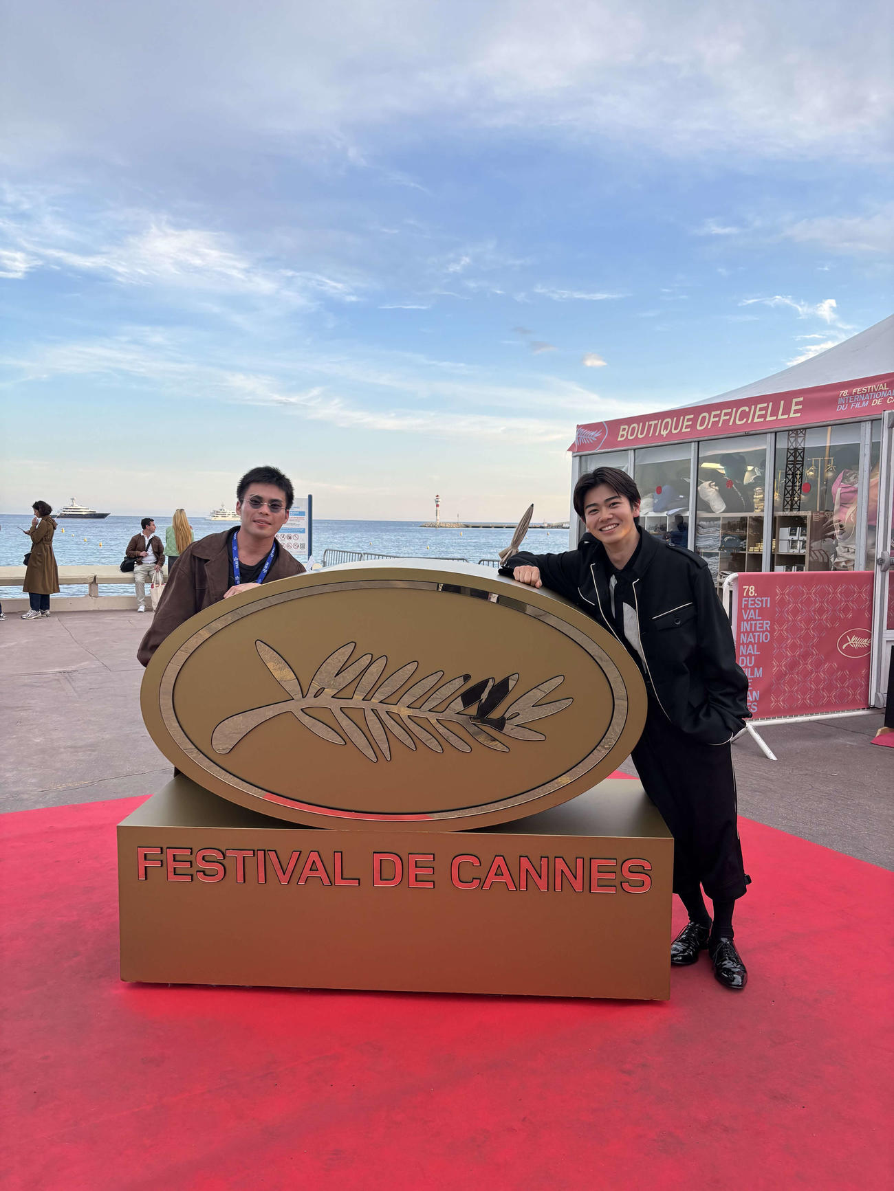 カンヌ映画祭を楽しむ団塚唯我監督（左）と黒崎煌代