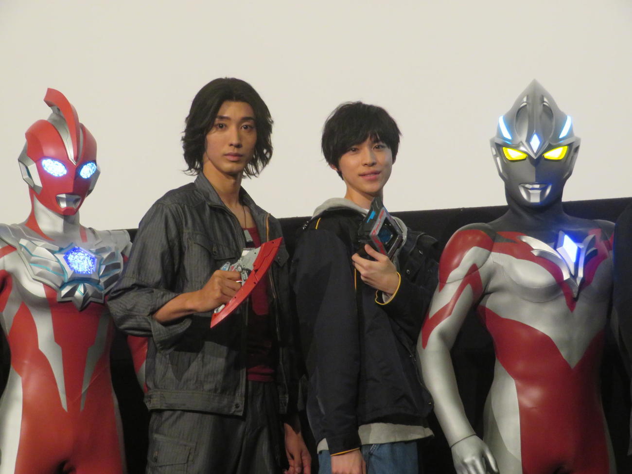 「ウルトラマンアーク　THE MOVIE　超次元大決戦！　光と闇のアーク」グランドフィナーレ舞台あいさつに出席した、左からウルトラマンオメガ、近藤頌利、戸塚有輝、ウルトラマンアーク