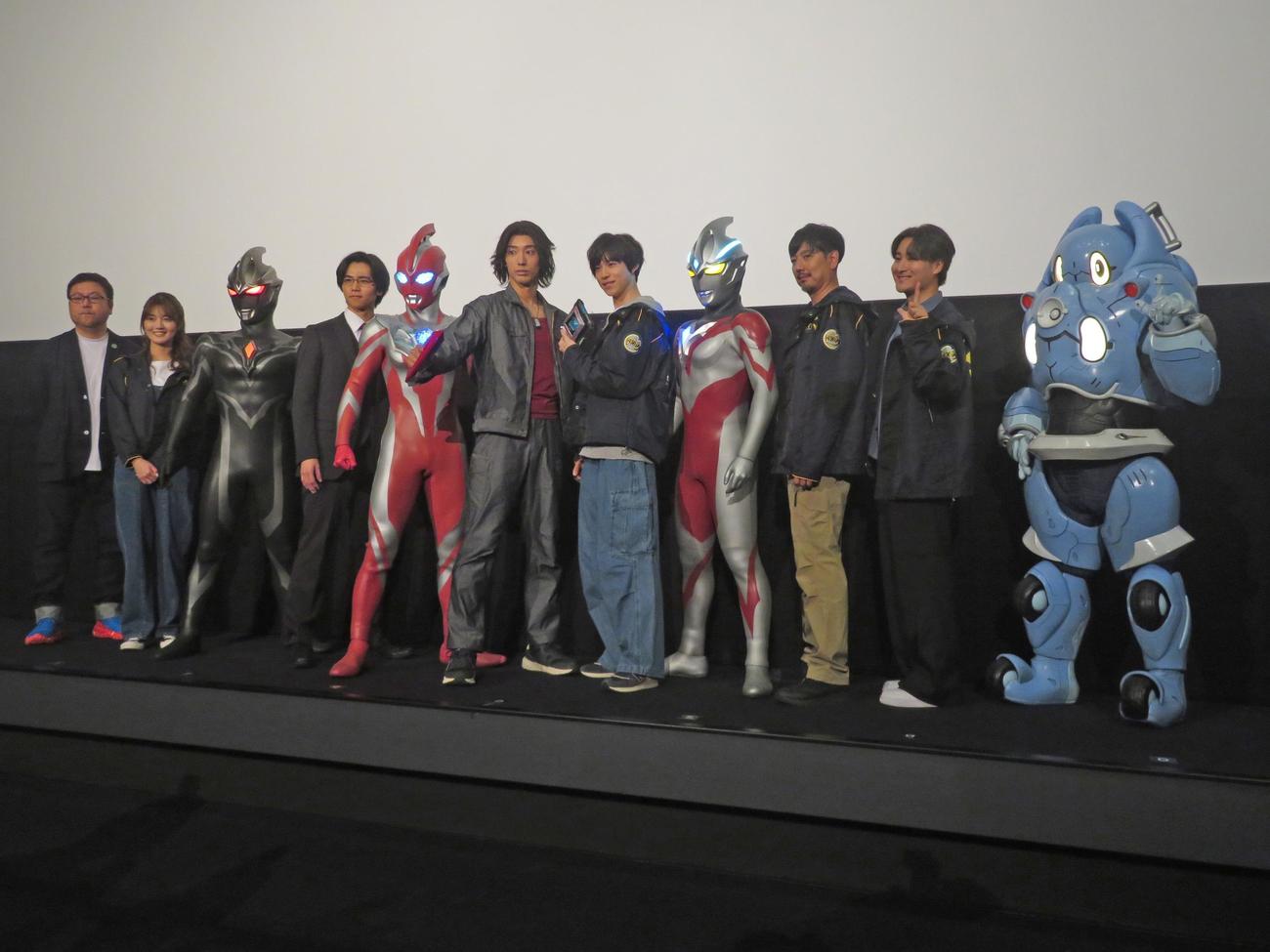 「ウルトラマンアーク　THE MOVIE　超次元大決戦！　光と闇のアーク」グランドフィナーレ舞台あいさつに出席した、左から辻本貴則監督、水谷果穂、ギルアーク、金田昇、ウルトラマンオメガ、近藤頌利、戸塚有輝、ウルトラマンアーク、西興一朗、広瀬裕也、ユピー