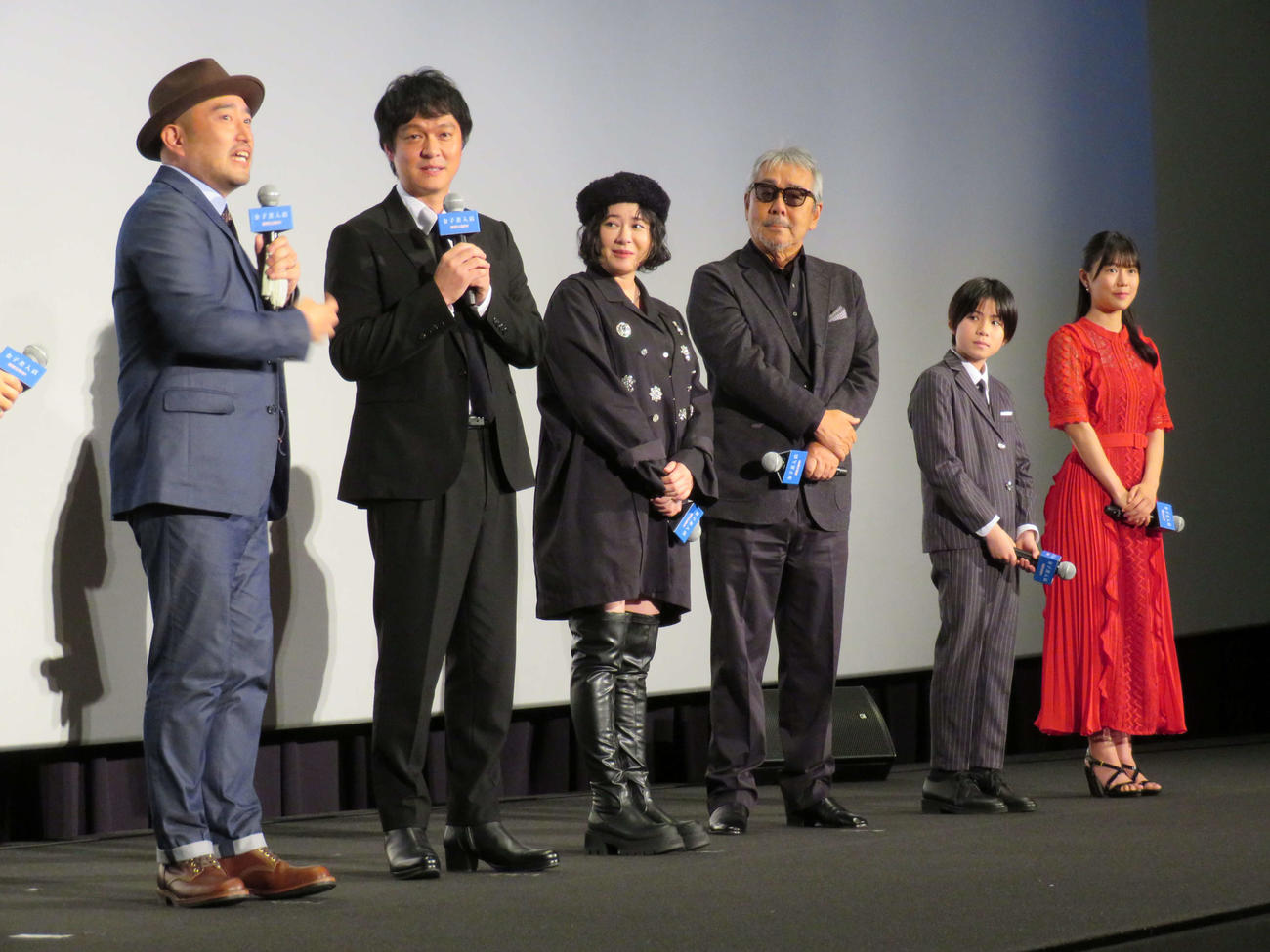 映画「金子差入店」公開記念舞台あいさつに登壇した、左から古川豪監督、SUPER EIGHT丸山隆平、真木よう子、寺尾聰、三浦綺羅、川口真奈（撮影・村上幸将）