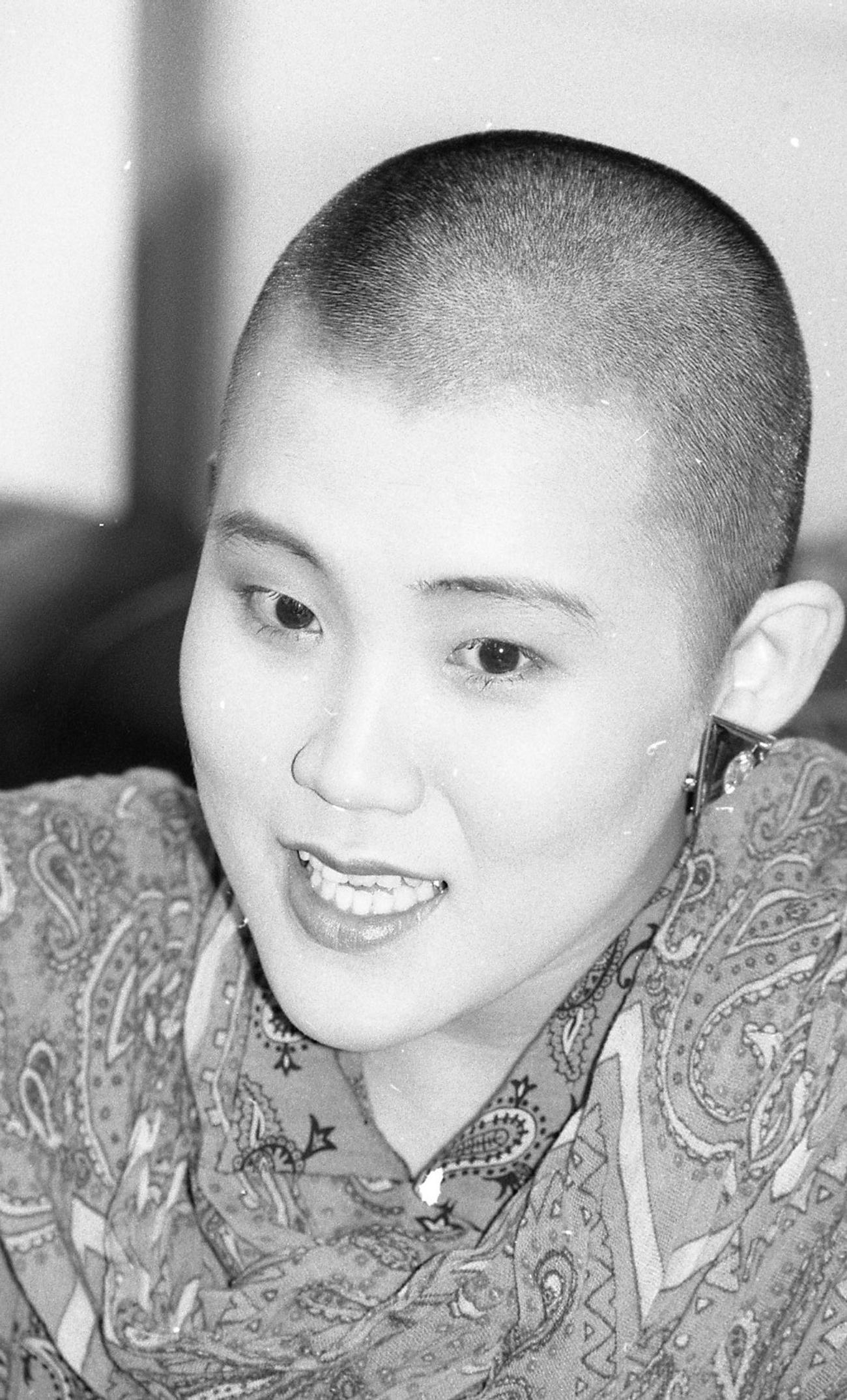 衝動的に自宅近くの理髪店で丸刈りにした山田邦子（1985年2月撮影）