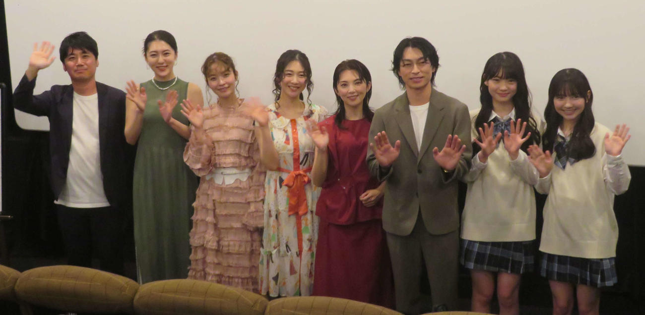 映画「東京予報－映画監督外山文治短編作品集－」公開記念舞台あいさつに出席した、左から外山文治監督、宇野愛海、イトウハルヒ、内海誠子、田中麗奈、遠藤雄弥、星乃あんな、河村ここあ（撮影・川田和博）