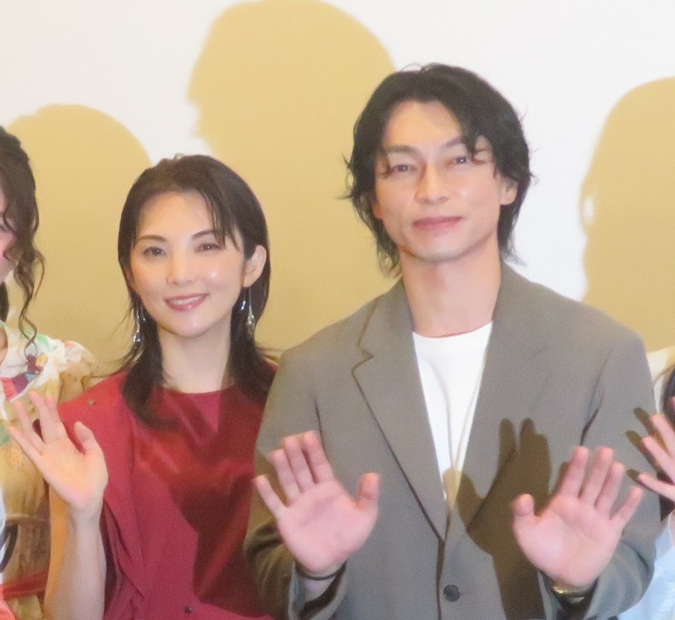 映画「東京予報－映画監督外山文治短編作品集－」公開記念舞台あいさつに出席した田中麗奈（左）と遠藤雄弥（撮影・川田和博）