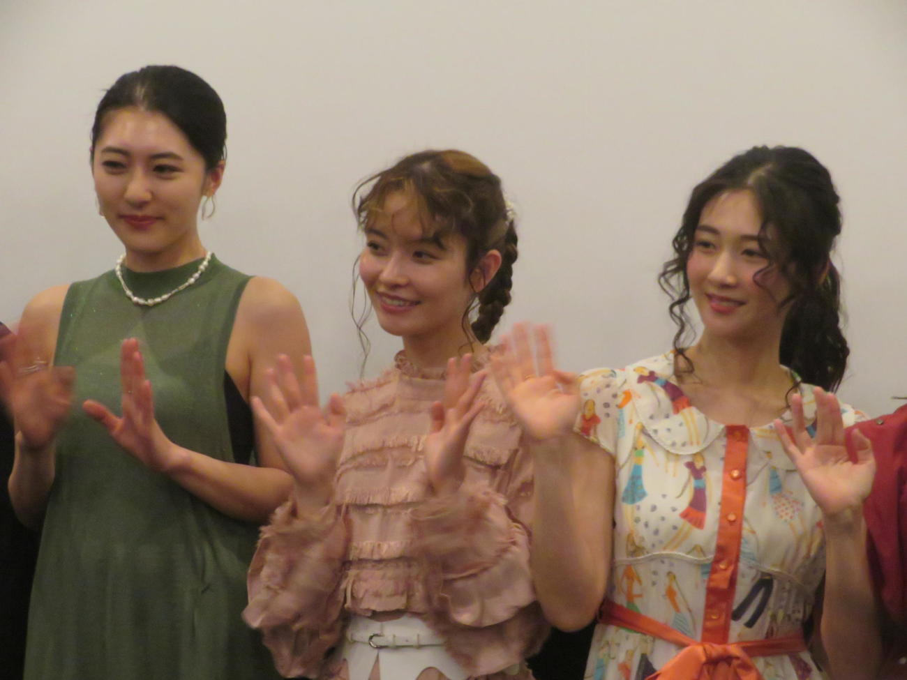 映画「東京予報－映画監督外山文治短編作品集－」公開記念舞台あいさつに出席した、左から宇野愛海、イトウハルヒ、内海誠子（撮影・川田和博）