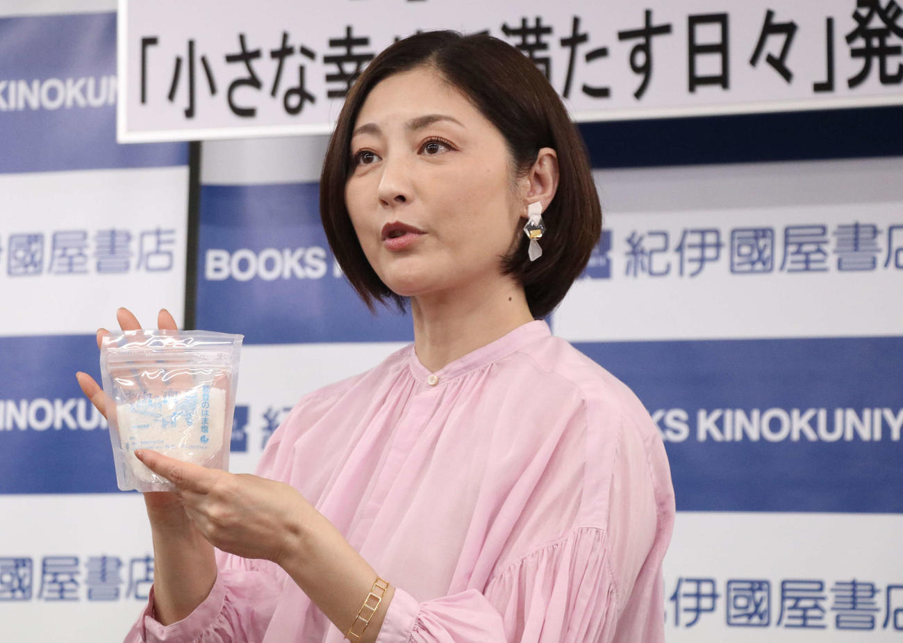 好きなものとして能登の塩を紹介する常盤貴子（撮影・山本佳央）