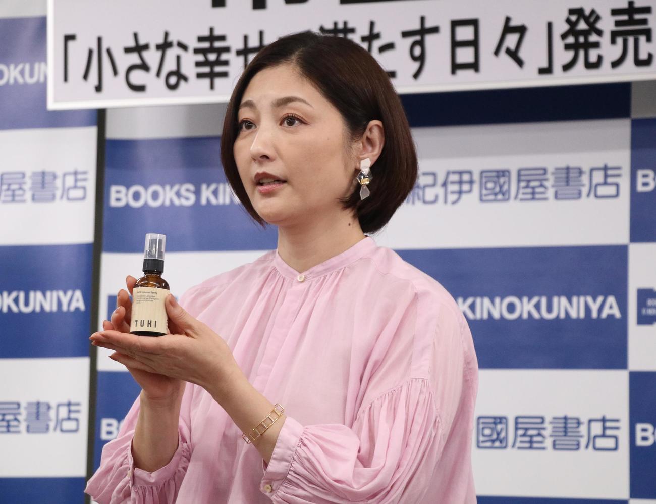 お気に入りのルームスプレーを紹介する常盤貴子（撮影・山本佳央）