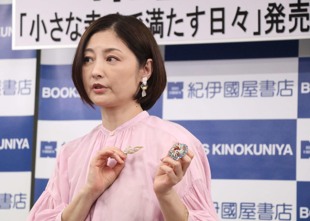 好きなものとしてブローチを見せる常盤貴子（撮影・山本佳央）