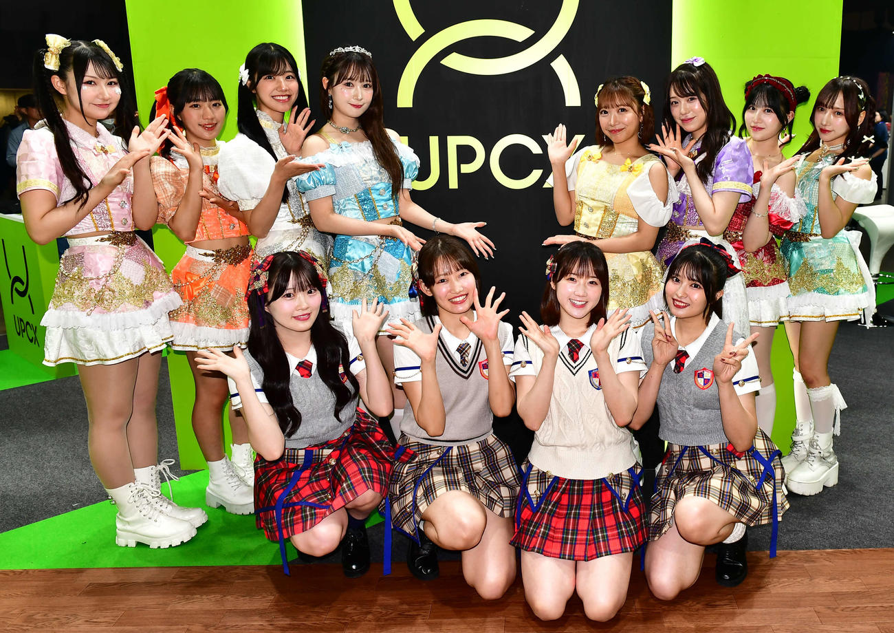 自動車レースのフォーミュラE世界選手権東京大会第8戦、第9戦の会場内のUPCXブースに応援に訪れたKLP48とSAKURA DOLLのメンバー（撮影・松尾幸之介）