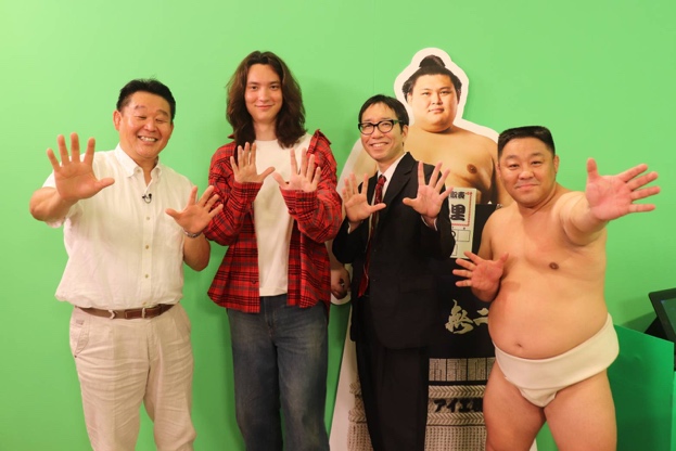 ABEMA「大相撲LIVE5月場所」7日目の解説者を務めた嵐翔真（左から2人目）。左から花田虎上氏、1人おいて清野茂樹ナウンサー、あかつ