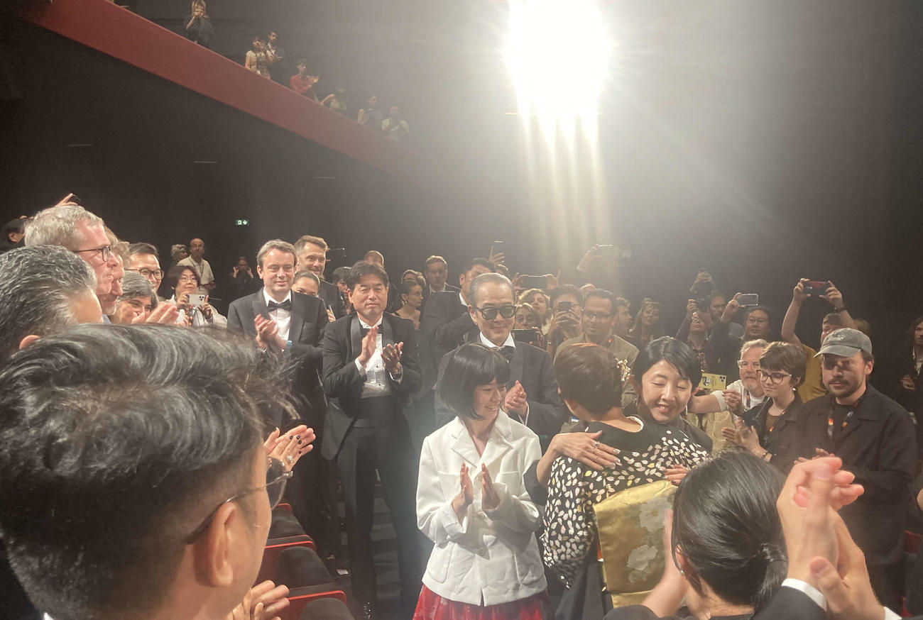 カンヌ映画祭コンペティション部門に出品された「ルノワール」の公式上映後、スタンディングオベーションに応える、中央左からリリー・フランキー、鈴木唯と、熱い抱擁を交わす早川千絵監督と石田ひかり
