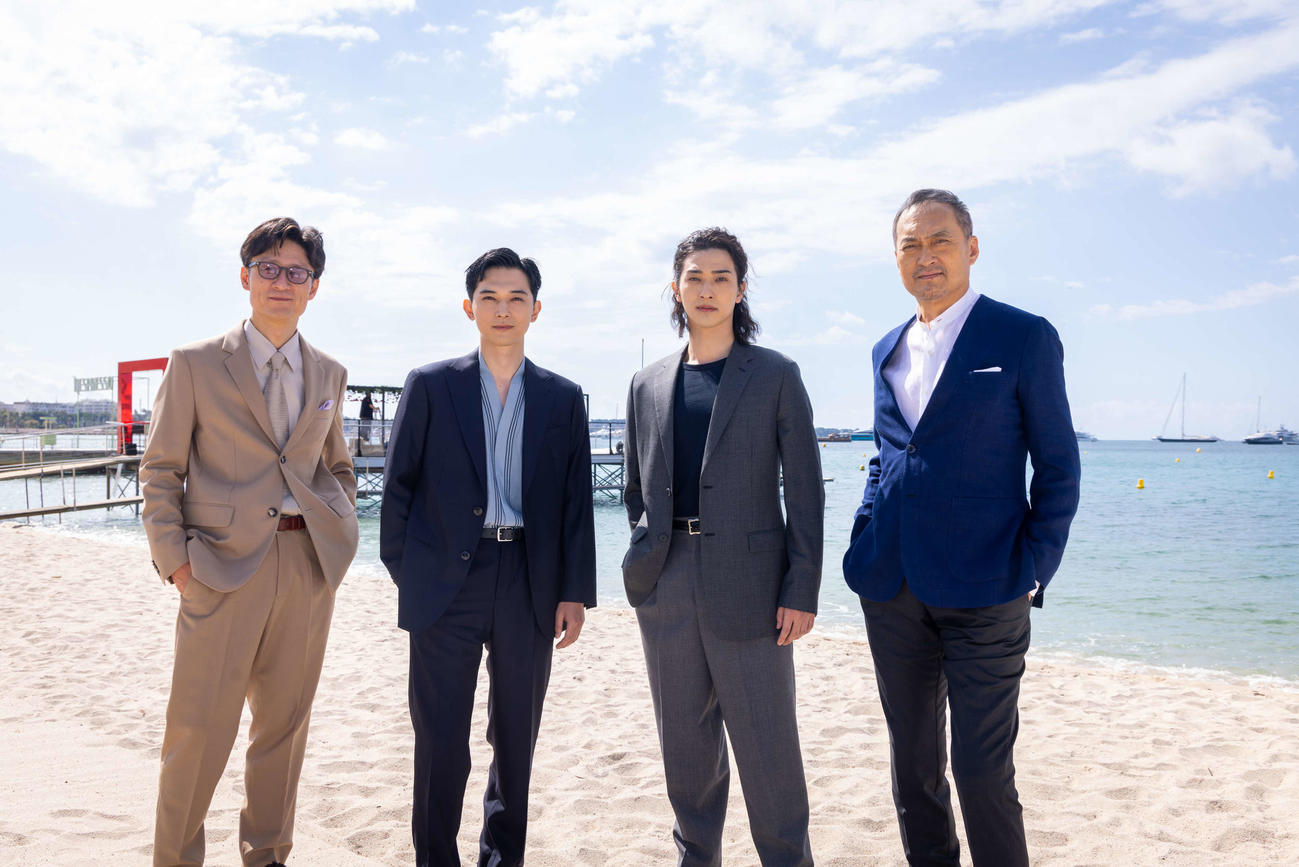 カンヌ映画祭の監督週間で公式上映される前日にカンヌ入りした「国宝」の、左から李相日監督、吉沢亮、横浜流星、渡辺謙（C）Kazuko Wakayama