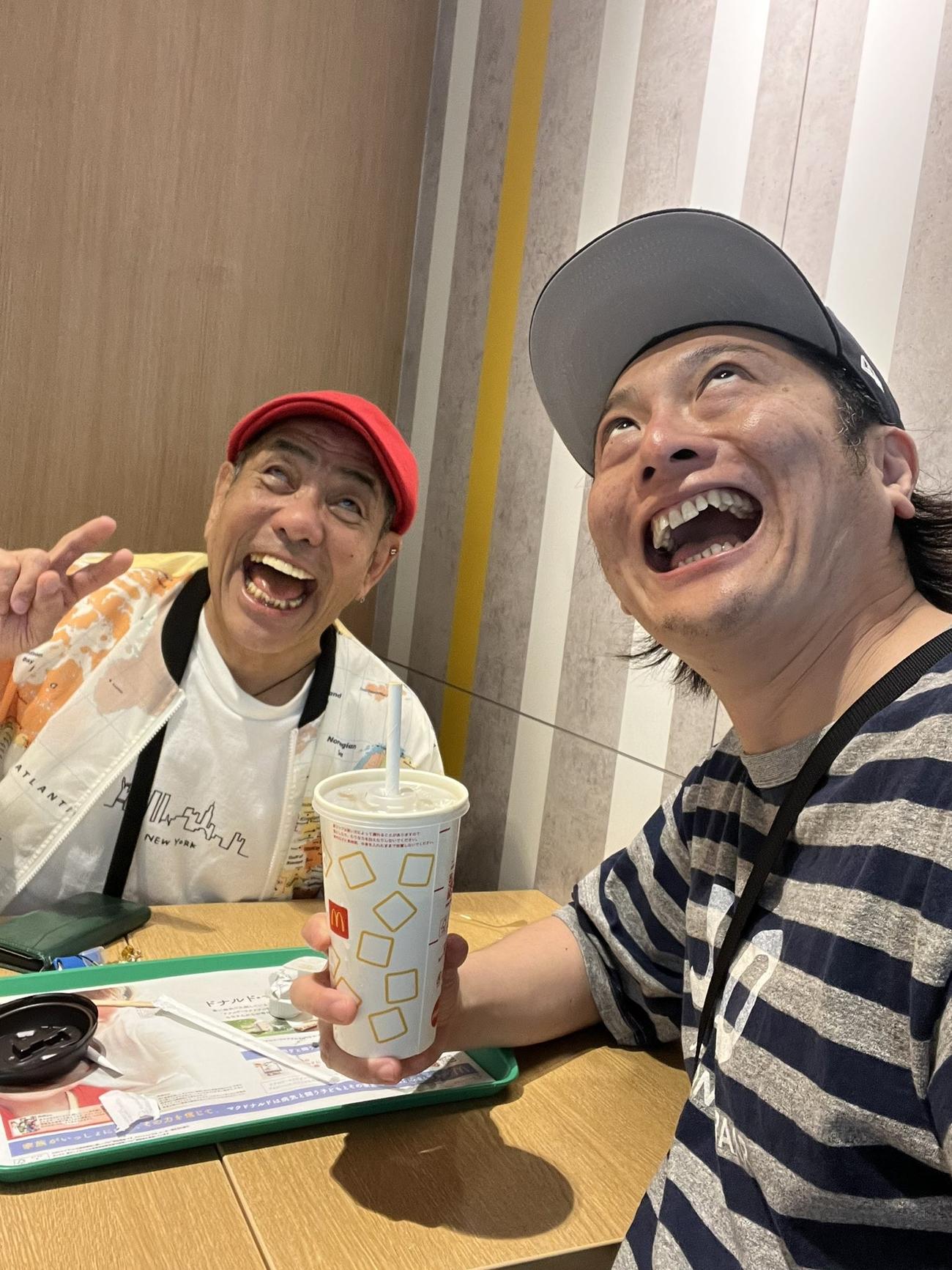 激闘から一夜明け、JP（右）と朝マックを楽しむぼんちおさむ（Xから）