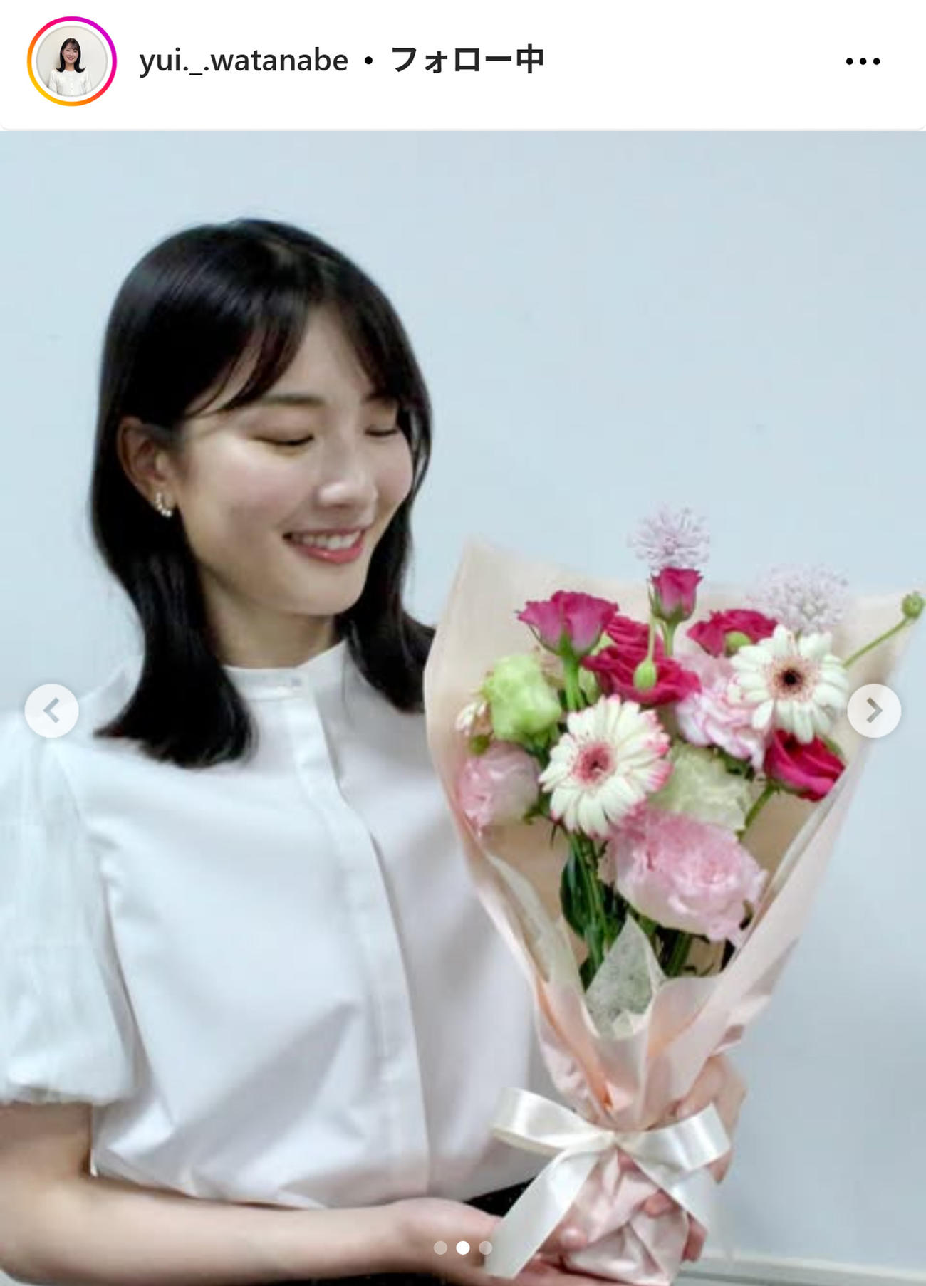 花束を見つめる渡邉結衣アナ（インスタグラムから）