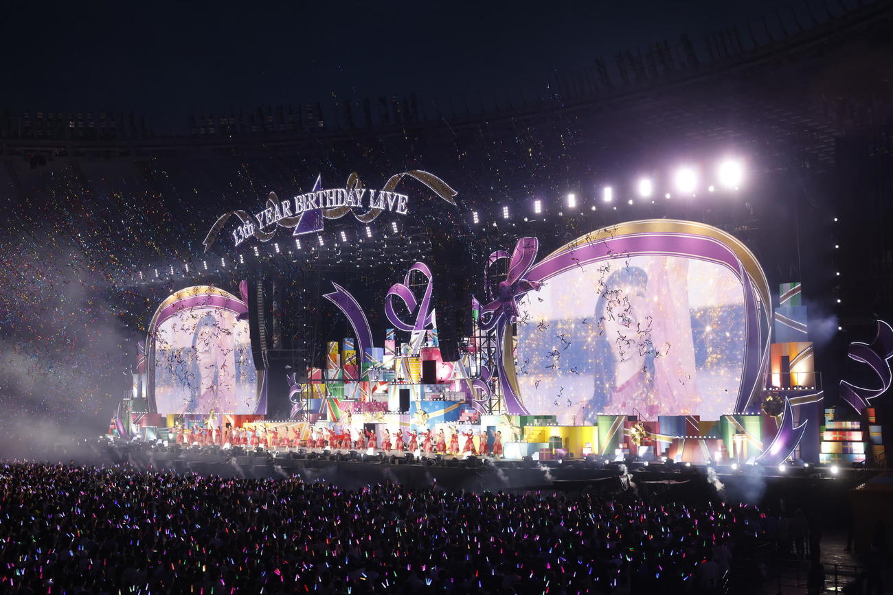 デビュー13周年記念ライブ「13th YEAR BIRTHDAY LIVE」でパフォーマンスする乃木坂46　撮影・鈴木健太氏(KENTA Inc.)