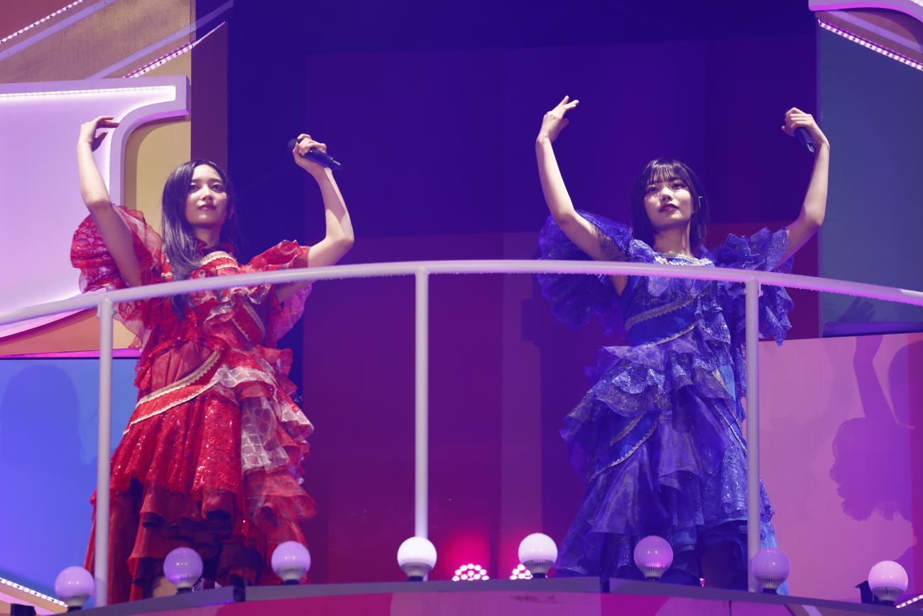 乃木坂46のデビュー13周年記念ライブ「13th YEAR BIRTHDAY LIVE」でパフォーマンスする井上和（左）と中西アルノ　撮影・鈴木健太氏(KENTA Inc.)