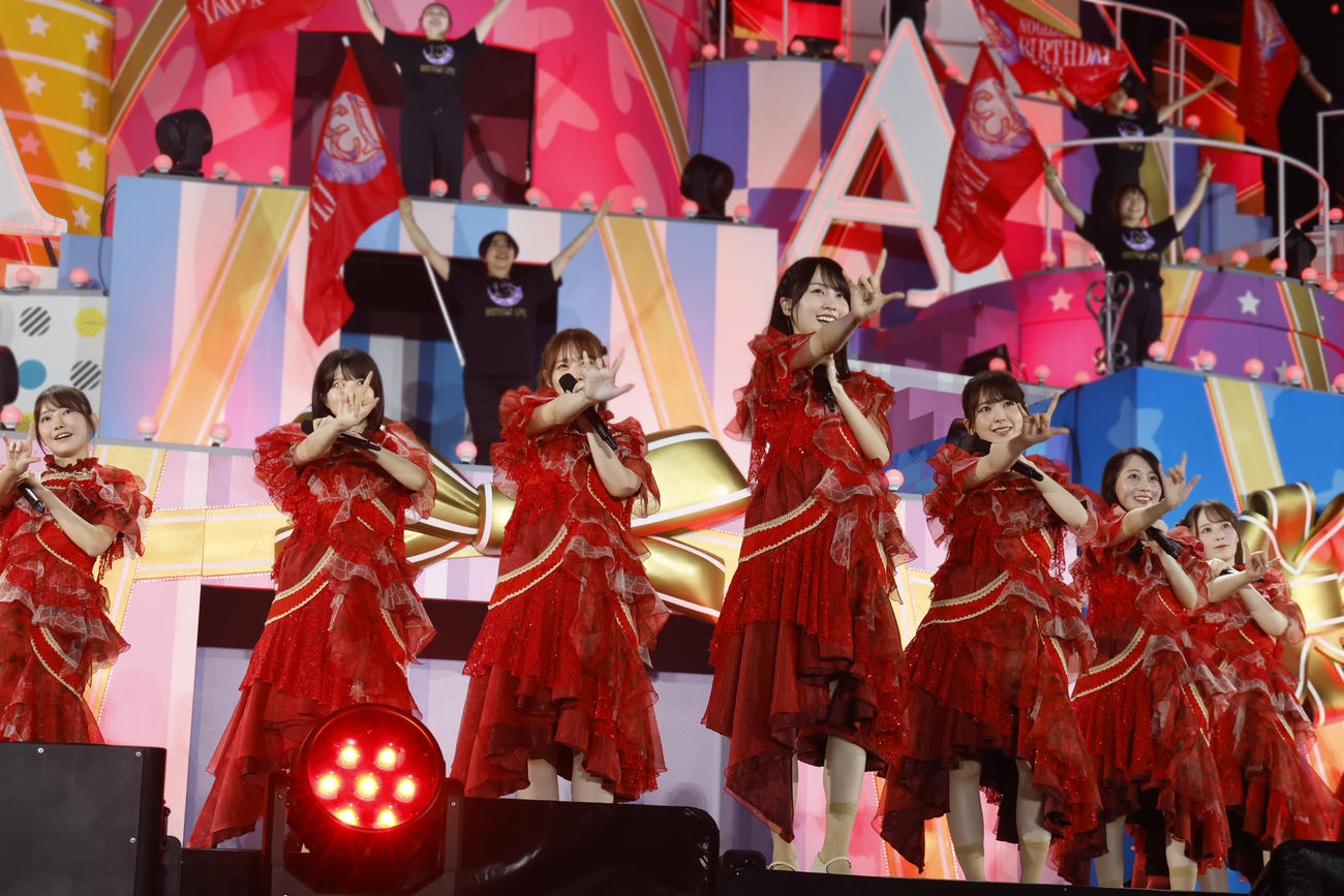 デビュー13周年記念ライブ「13th YEAR BIRTHDAY LIVE」でパフォーマンスする乃木坂46の4期生。中央は賀喜遥香　撮影・鈴木健太氏(KENTA Inc.)