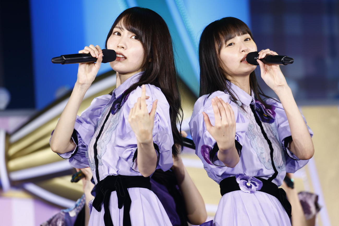 デビュー13周年記念ライブ「13th YEAR BIRTHDAY LIVE」でパフォーマンスする乃木坂46賀喜遥香（左）と遠藤さくら