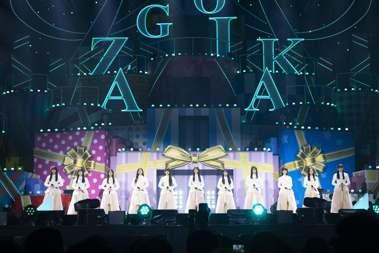 デビュー13周年記念ライブ「13th YEAR BIRTHDAY LIVE」であいさつする乃木坂46の6期生