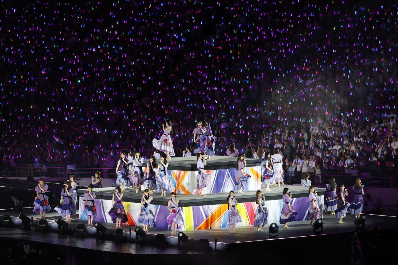 デビュー13周年記念ライブ「13th YEAR BIRTHDAY LIVE」でパフォーマンスする乃木坂46