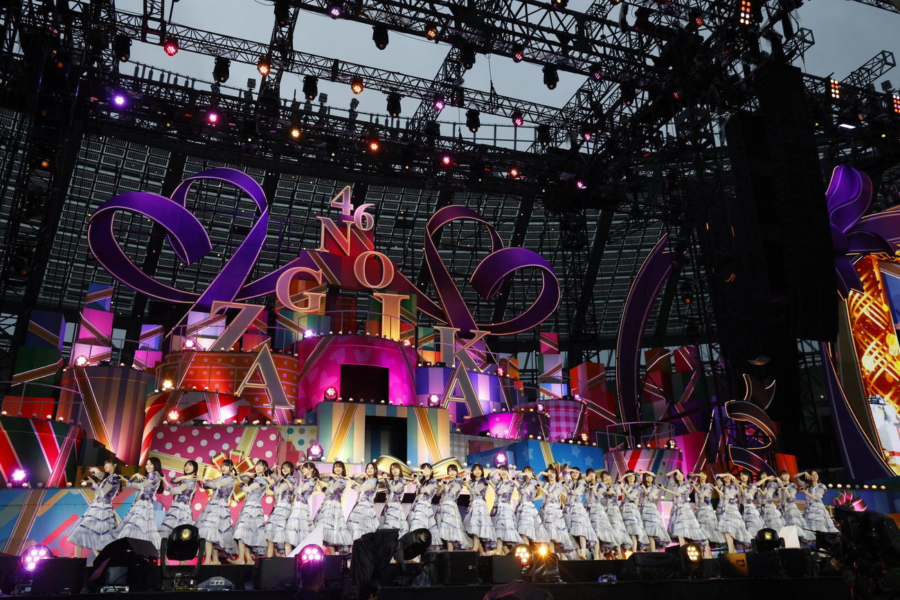 デビュー13周年記念ライブ「13th YEAR BIRTHDAY LIVE」でパフォーマンスする乃木坂46