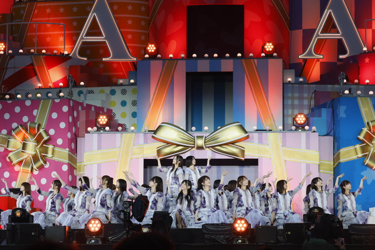 デビュー13周年記念ライブ「13th YEAR BIRTHDAY LIVE」でパフォーマンスする乃木坂46