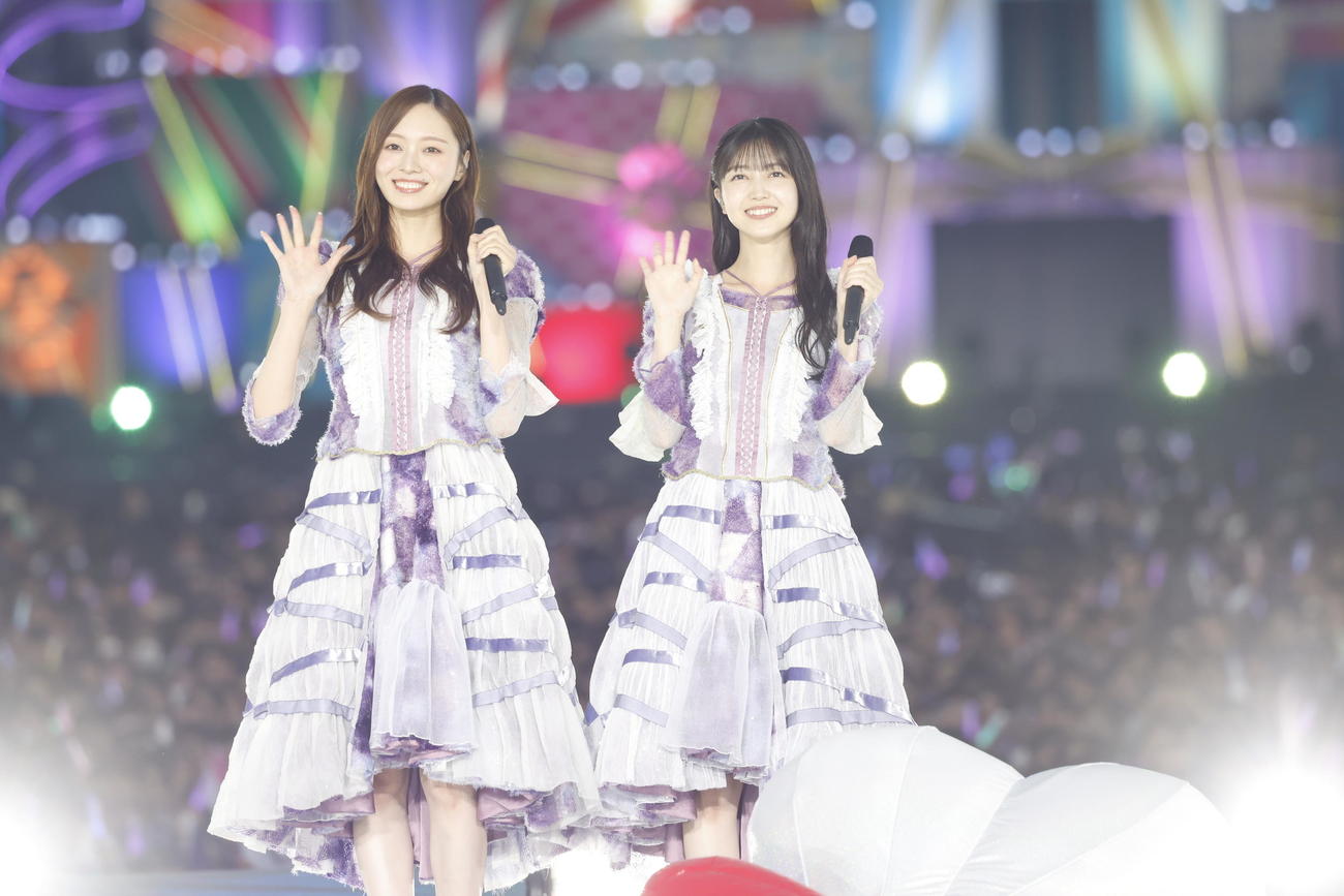 乃木坂46のデビュー13周年記念ライブ「13th YEAR BIRTHDAY LIVE」でパフォーマンスする梅澤美波（左）と久保史緒里