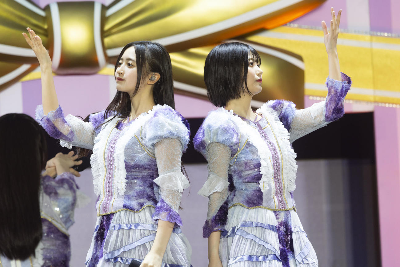 乃木坂46のデビュー13周年記念ライブ「13th YEAR BIRTHDAY LIVE」でパフォーマンスする井上和（左）と中西アルノ