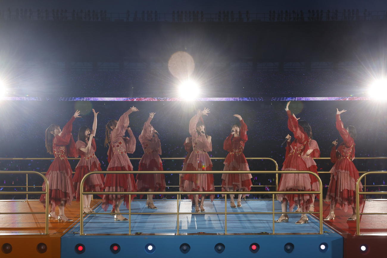 デビュー13周年記念ライブ「13th YEAR BIRTHDAY LIVE」でパフォーマンスする乃木坂46　撮影・鈴木健太氏(KENTA Inc.)