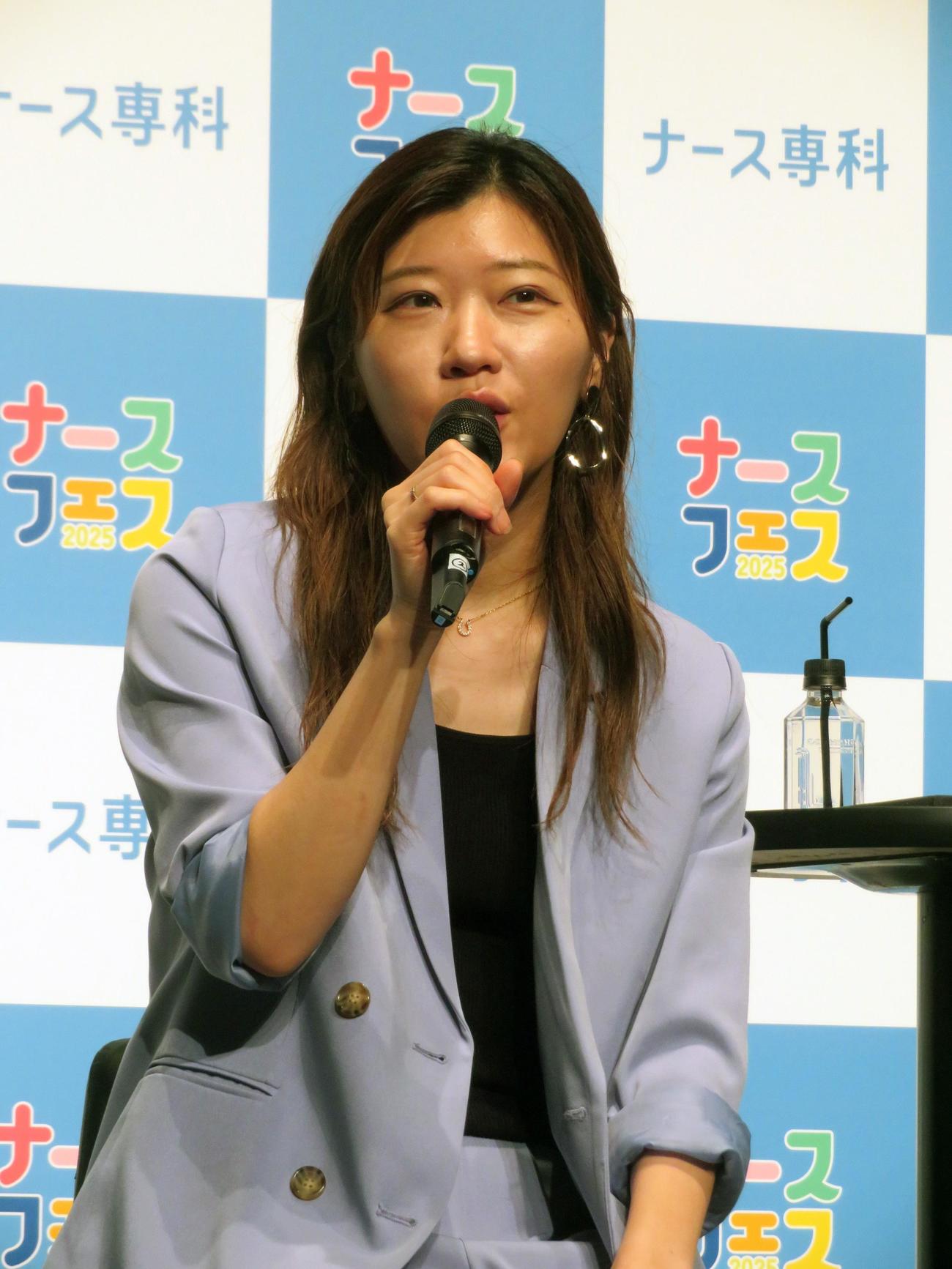 「ナースフェス2025」応援イベントでトーークを披露するヒコロヒー（撮影・川田和博）