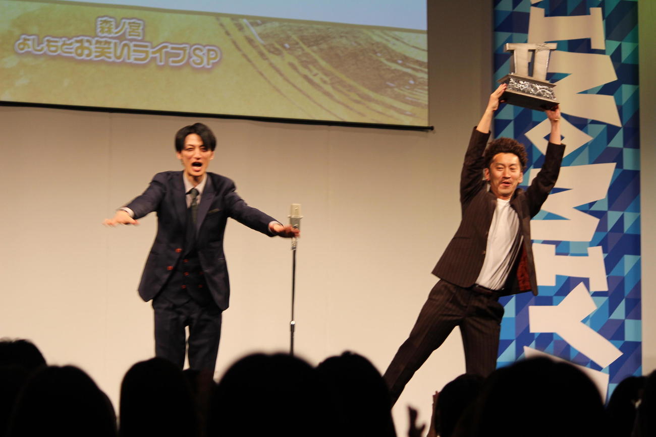 THE SECOND優勝から一夜明け、大阪で凱旋ライブを行ったツートライブ。たかのり（左）と周平魂