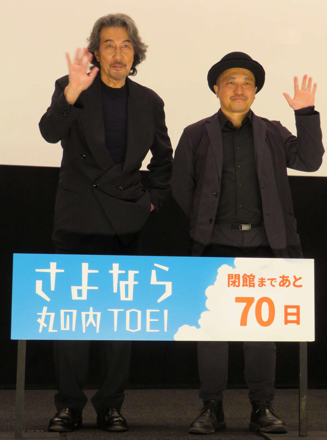舞台あいさつに登壇した役所広司（左）と白石和彌監督（撮影・村上幸将）