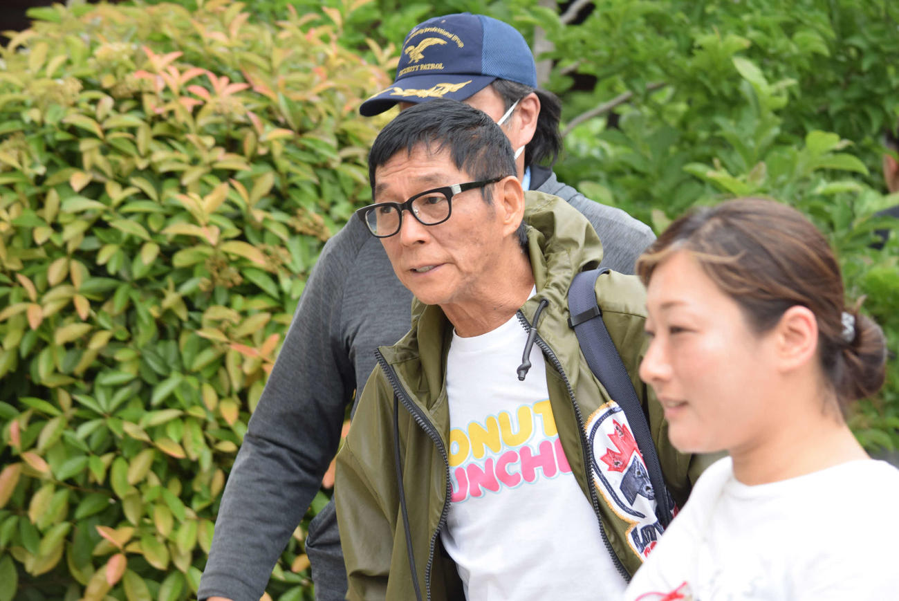 関係者に誘導され、彦八まつりに姿を見せた明石家さんま（撮影・阪口孝志）