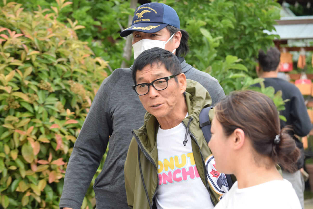 関係者に誘導され、彦八まつりに姿を見せた明石家さんま（撮影・阪口孝志）