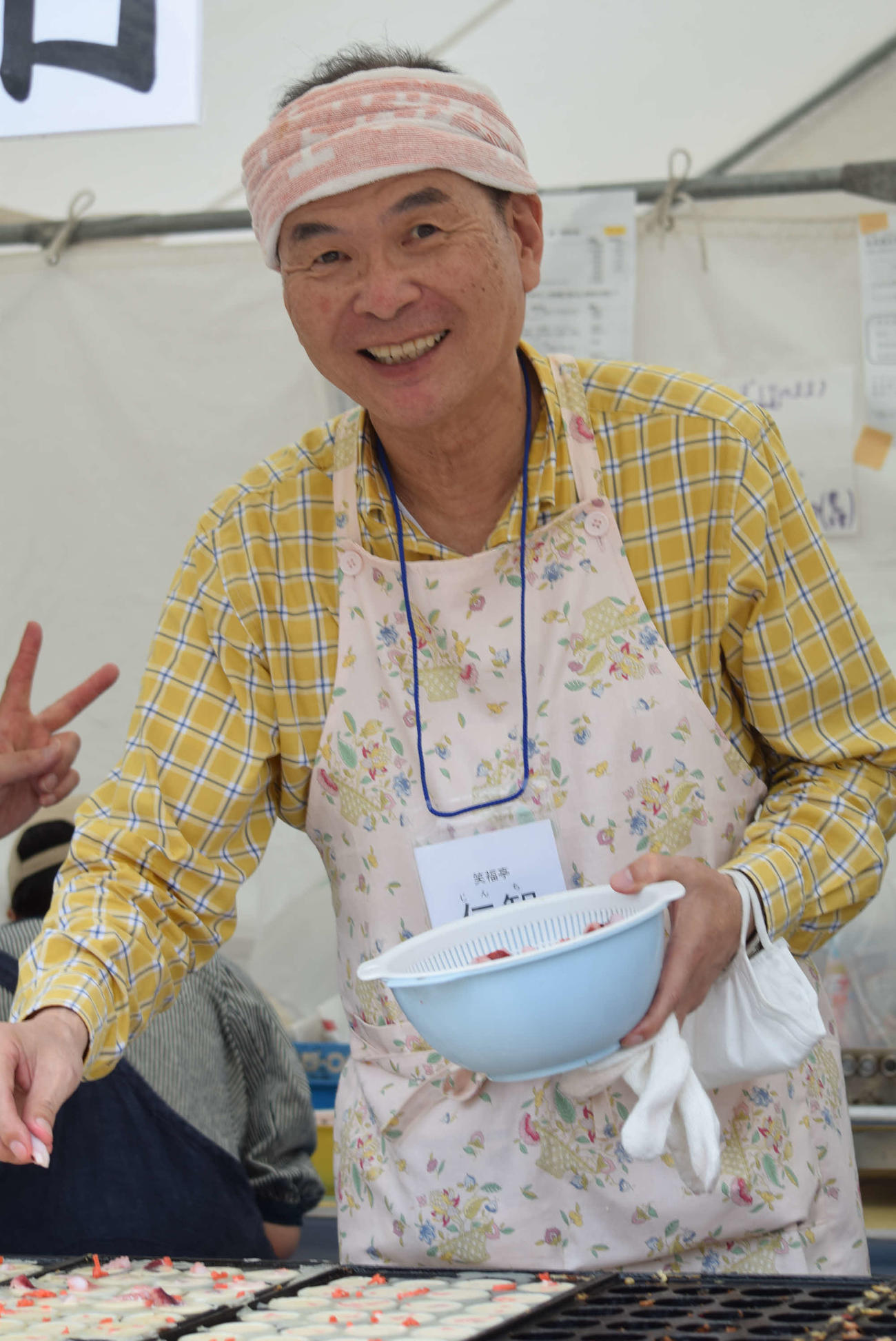 有言実行でタコ焼きづくりに汗を流す上方落語協会の笑福亭仁智会長（撮影・阪口孝志）