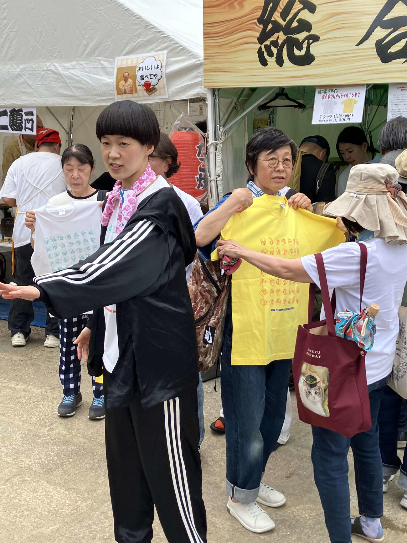 自身がデザインした彦八まつりオリジナルTシャツを販売する桂二葉（撮影・阪口孝志）
