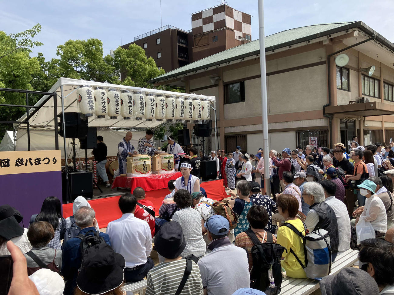にぎわう彦八まつり会場の生国魂神社（撮影・阪口孝志）